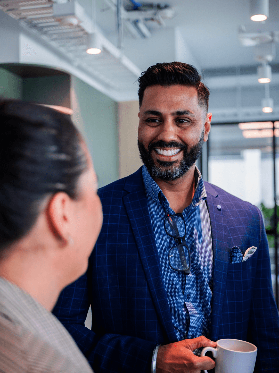 LAB3 software engineer explaining Microsoft AI technology to a client.